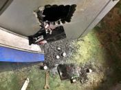 Caixa eletrônico instalado no prédio da secretaria foi danificado pelos criminosos.