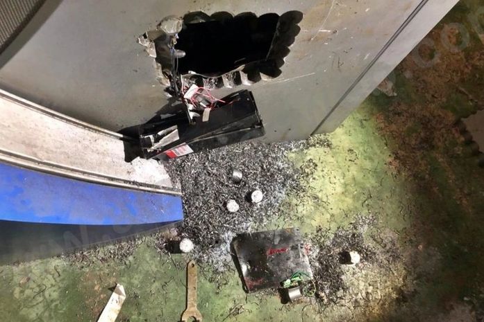 Caixa eletrônico instalado no prédio da secretaria foi danificado pelos criminosos.