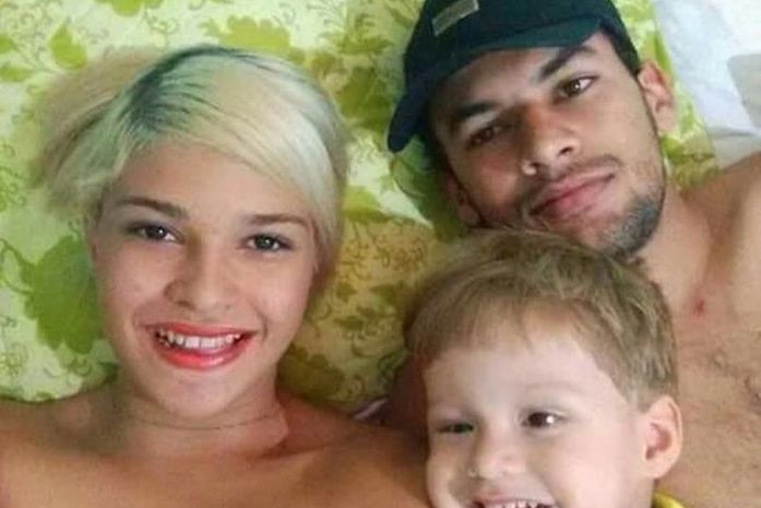 Dyllan Taylor com a mãe e o padrasto