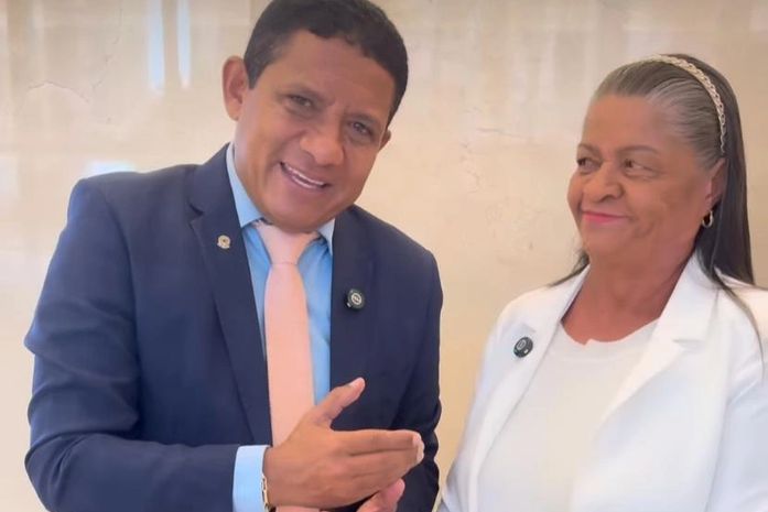 Prefeito se encontra em Brasília, mas dando uma de assessor da tia, eleita prefeita em AL