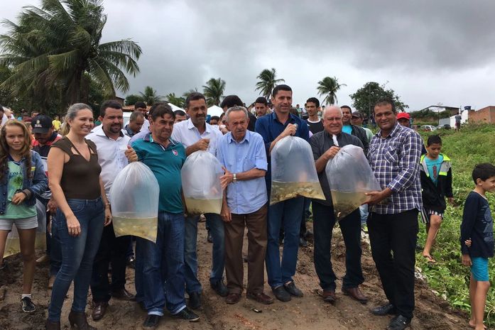 Prefeitura de Limoeiro e Codevasf realizam peixamento da Lagoa do Pé Leve