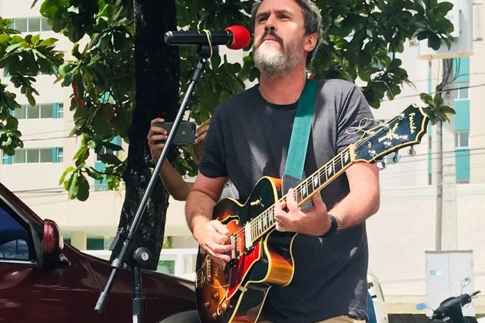 Cantor Wado se une aos jornalistas em ato