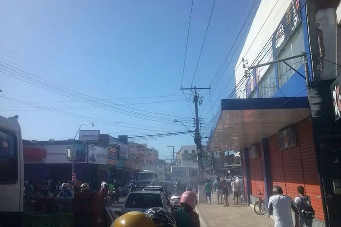 Após triplo homicídio, população fechou avenida