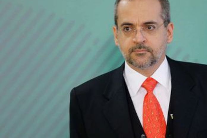 Alcolumbre anula MP que permite a Weintraub nomear reitores