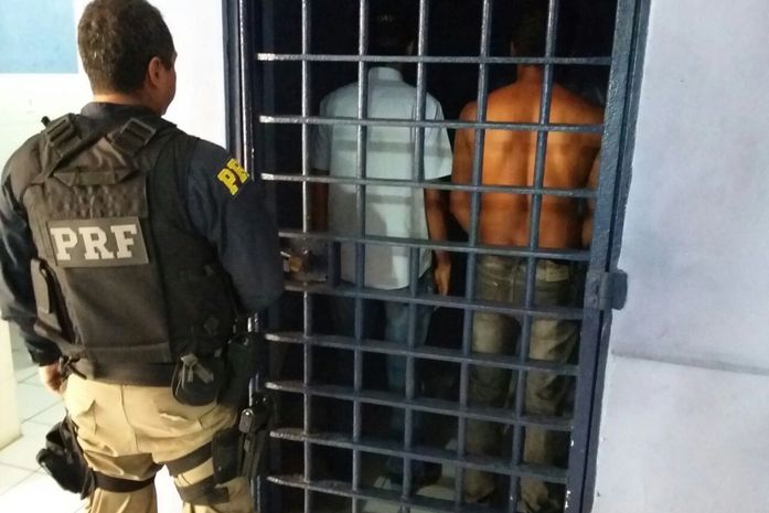 PRF prende dupla acusada de saquear caminhão carregado com cevada