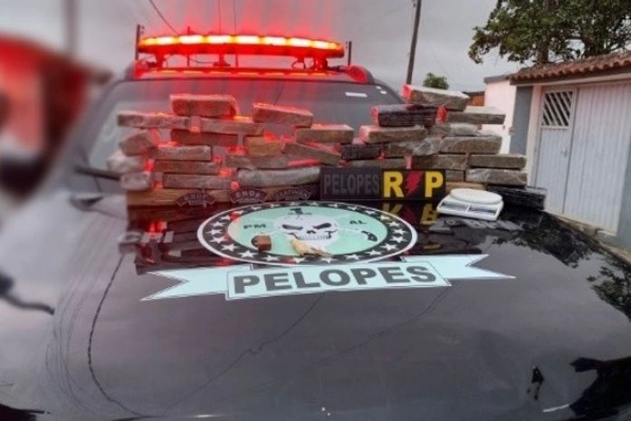 Dois homens são presos com 12kg de maconha dentro de micro-ônibus; droga veio do MT para Alagoas