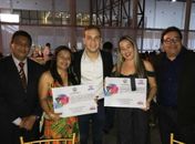 Prefeito de Canapi, Vinícius Lima ladeado de assessores comemorando título recebido pela Secretaria de Educação do Estado de AL