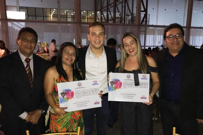 Prefeito de Canapi, Vinícius Lima ladeado de assessores comemorando título recebido pela Secretaria de Educação do Estado de AL