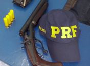 Homem é preso com arma dentro de veículo