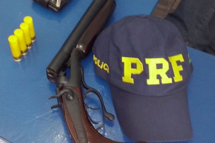 Homem é preso com arma dentro de veículo