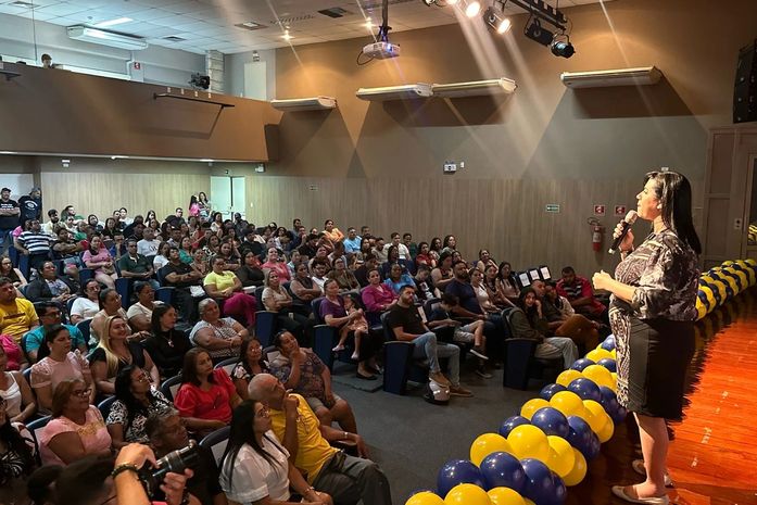 Pré-candidata atrai apoiadores em reunião ao lado do deputado Henrique Chicão