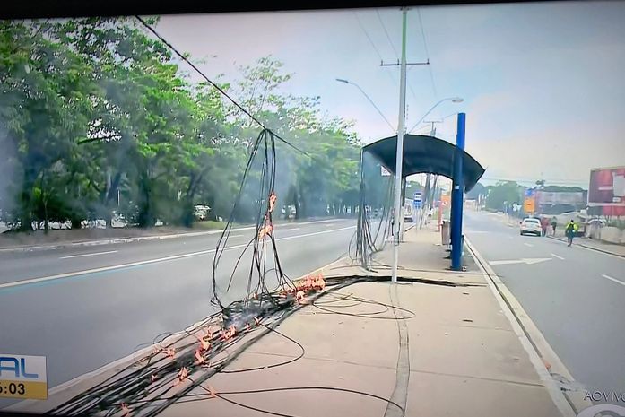 Fogo atinge fios de telefonia e deixa moradores da Gruta sem energia e sinal de internet