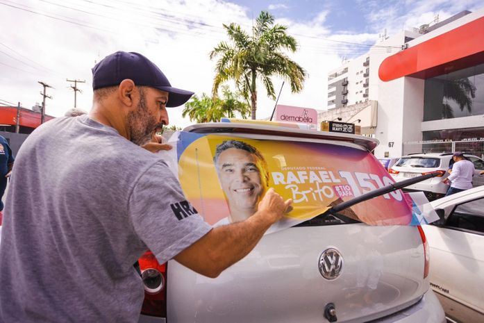 Rafael Brito promove adesivaço e é recebido por apoiadores em Viçosa neste sábado (03)