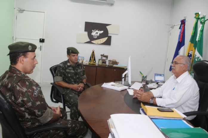 Teófilo recebe a visita do novo chefe de instrução do Tiro de Guerra 07/015