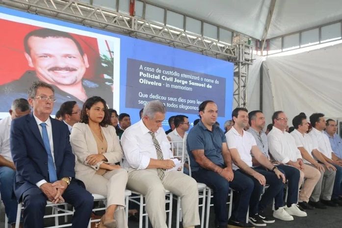 Paulo Dantas e prefeito Luciano entregam nova Casa de Custódia de Arapiraca e 5km de ruas pavimentadas