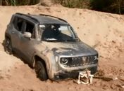 Carro atolou ao invadir faixa de areia
