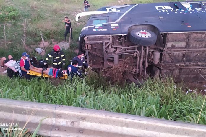 Cantor Devinho Novaes e integrantes da banda ficam feridos após ônibus tombar em Alagoas