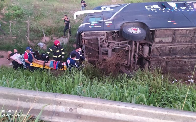 Cantor Devinho Novaes e integrantes da banda ficam feridos após ônibus tombar em Alagoas