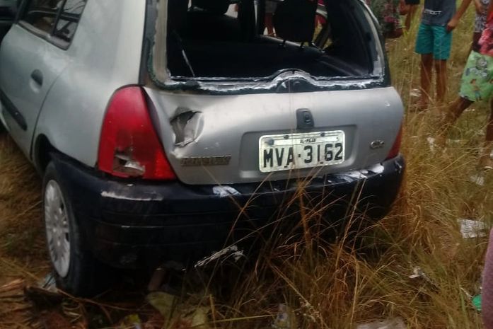 Colisão envolvendo carro de passeio e caminhão deixa três pessoas feridas