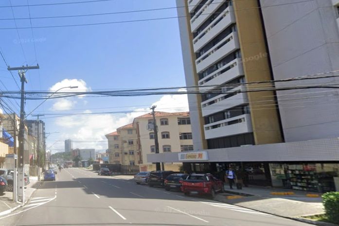 Após colisão entre carro e moto, homem sofre mal súbito na Mangabeiras, em Maceió