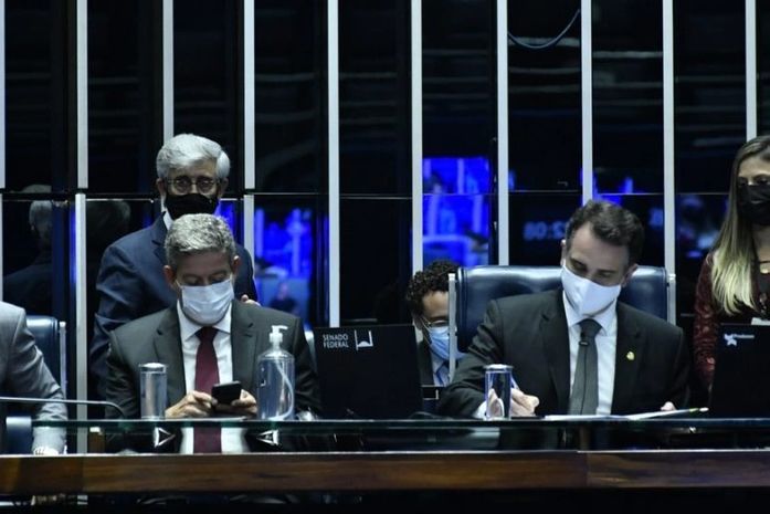 O presidente do Congresso, Rodrigo Pacheco, assina promulgação da PEC dos Precatórios