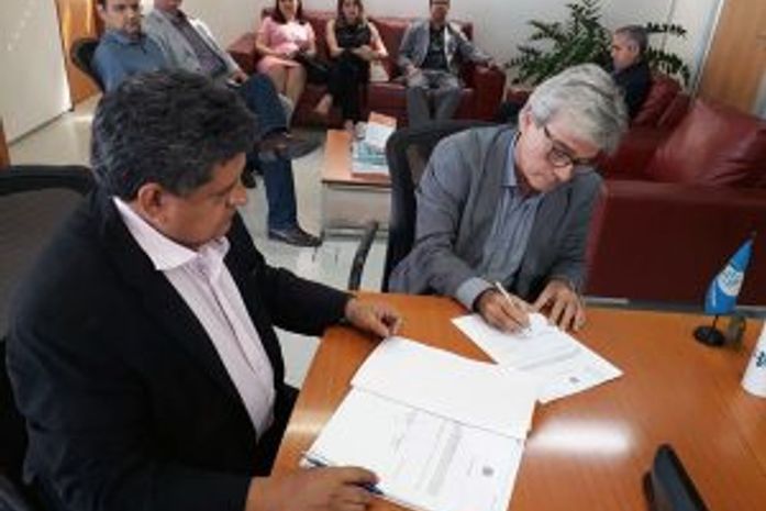 Clécio Falcão e Edgar Barros assinam convênio relacionado ao INSS Digital