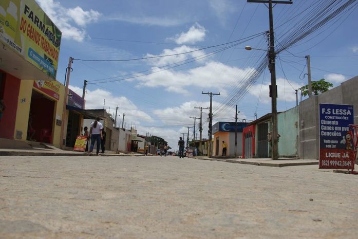Prefeito Rogério Teófilo entrega 14 ruas pavimentadas no bairro Planalto
