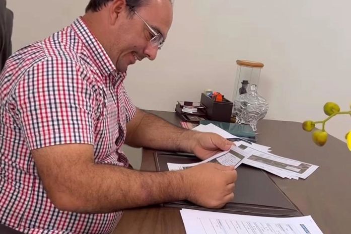 Prefeito Leandro Silva assina convênio, otimista com a parceria