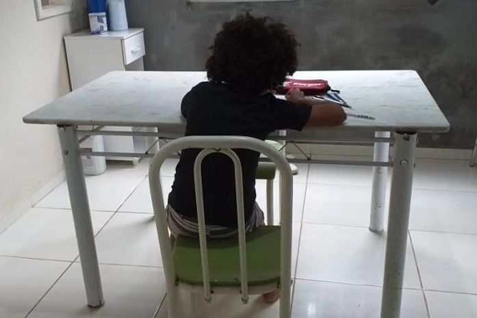 Escola nega matrícula de menino, alegando que cabelo black power é fora do padrão.