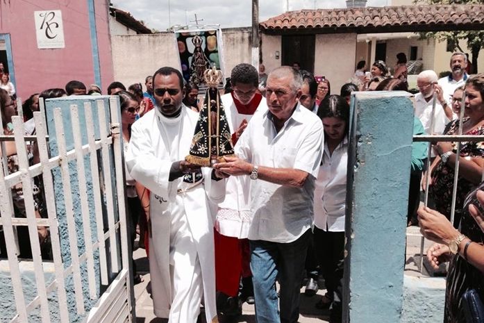 Prefeitura de Atalaia recebe visita da imagem peregrina de Nossa Senhora de Aparecida