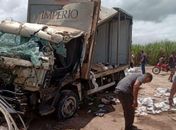 Caminhão carregado de cerveja capota e motorista fica ferido na BR-101, em São Miguel dos Campos