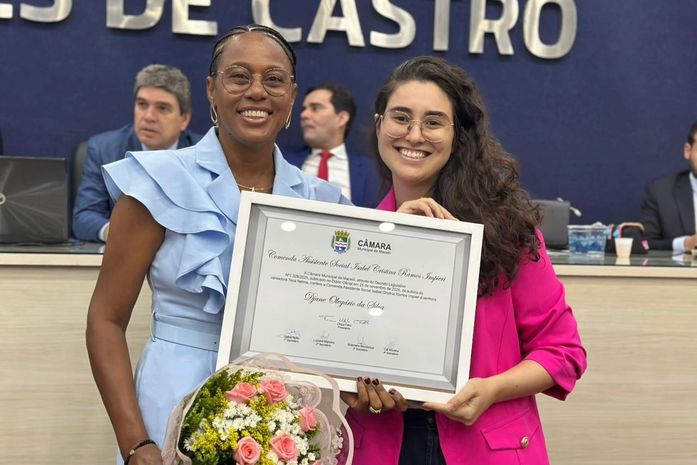 “Defender a infância é proteger o futuro": Teca Nelma homenageia conselheira tutelar na Câmara de Maceió