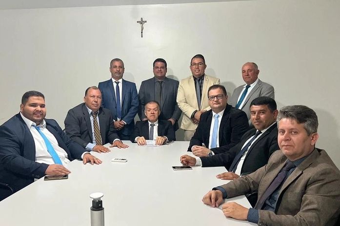 Desce grupo, dois devem pular fora do barco