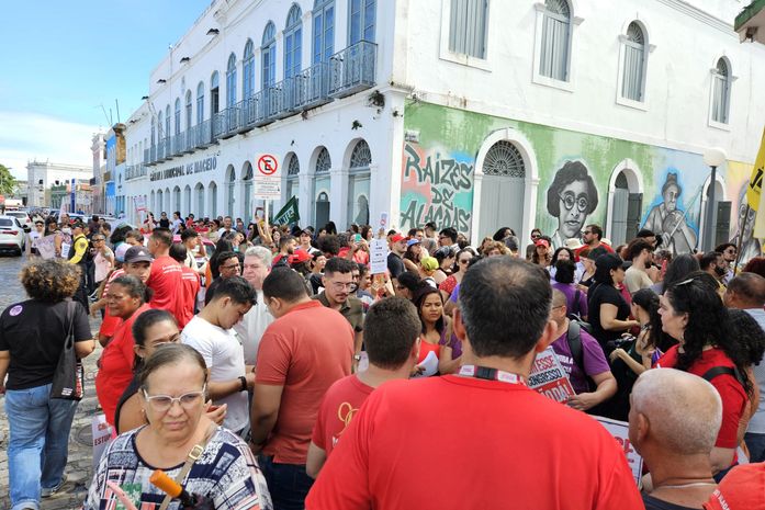 Vídeo: Manifestantes protestam em frente a Câmara Municipal contra o "PL do Aborto"