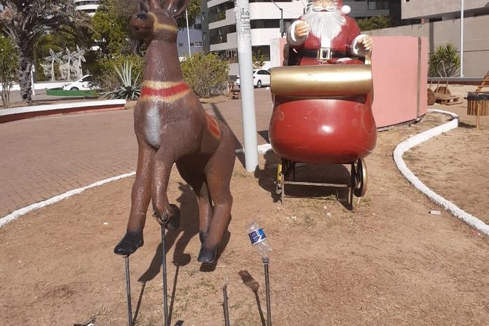 "Por que *bixiga alguém iria roubar um Papai Noel?" -disparou o cabra.