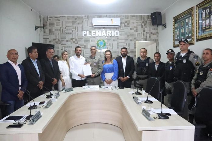 Câmara de Santana do Mundaú aprova moção de aplausos a PMs que salvaram vida de homem com casa em chamas