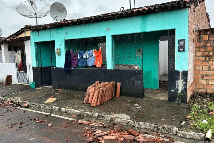 Vendaval em Matriz de Camaragibe: Telhados e cobertas de casas passam por reparos
