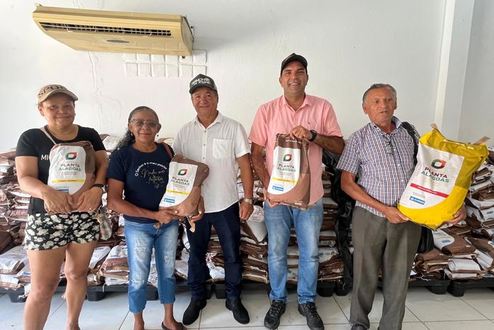 Prefeitura de Santana do Mundaú beneficia produtores com entrega de sementes