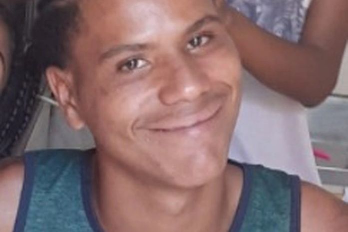 "A favela é sempre preta, mesmo que o morador seja branco. A Polícia é sempre branca, mesmo que o policial seja preto"- afirma Oswaldo Faustino.