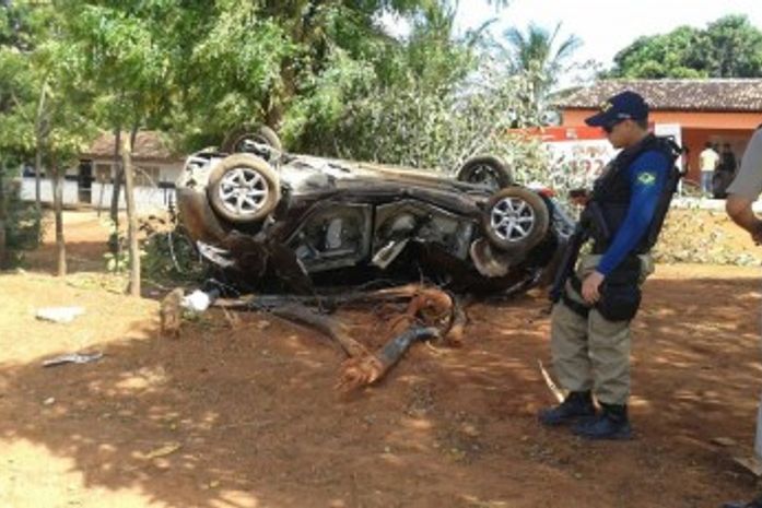 Médica perde o controle do veículo e capota na BR 316