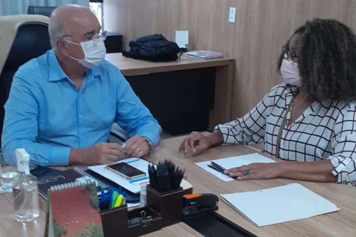 Em reunião, na quinta-feira, essa ativista embarcou, em uma viagem no tempo,com o secretário Fábio Farias. Tipo #tbt.