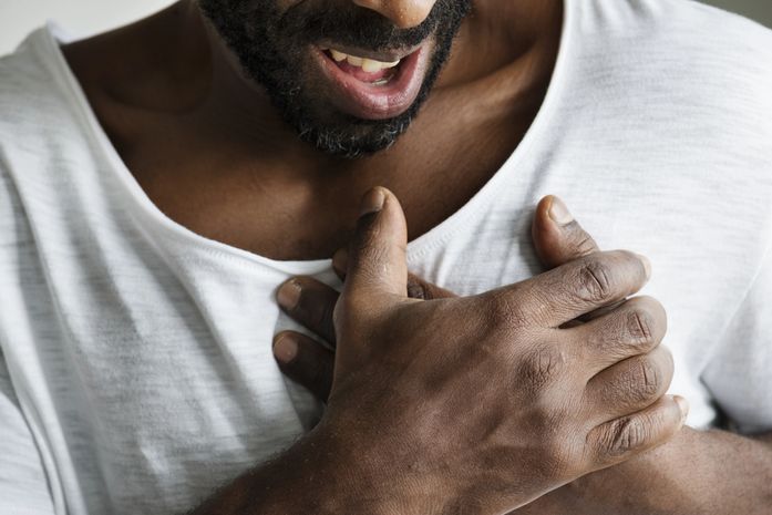 Dor no peito e sensação de azia podem indicar infarto, alerta cardiologista da Santa Casa de Maceió