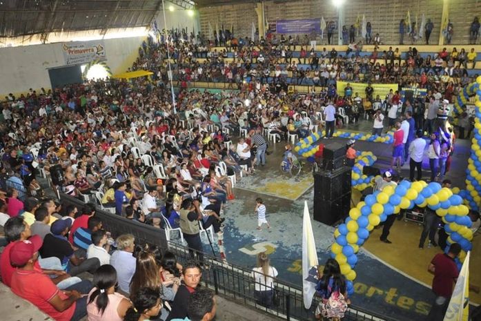 Tarcizo, Arthur e Biu de Lira reúnem multidão no Ginásio dos Fumicultores em Arapiraca