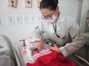 Bebês prematuros da Maternidade Santa Mônica são acompanhados em projeto de monitoramento auditivo