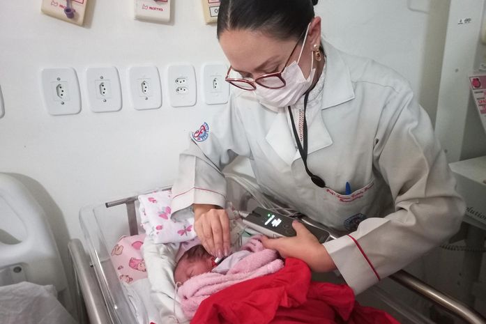 Bebês prematuros da Maternidade Santa Mônica são acompanhados em projeto de monitoramento auditivo
