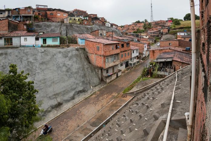 Contenção de encostas transforma a vida dos moradores da Grota do canal 5, no Jacintinho