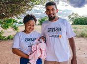 Roni da Silva, presidente da Associação de Cooperação Agrícola do Assentamento Lameirão, celebra ao lado esposa Érica Priscila, a certificação e a consolidação da cooperativa