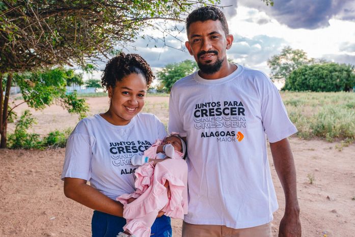 Roni da Silva, presidente da Associação de Cooperação Agrícola do Assentamento Lameirão, celebra ao lado esposa Érica Priscila, a certificação e a consolidação da cooperativa