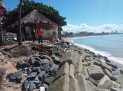 “A responsabilidade de conter o avanço do mar é dos órgãos públicos”, diz advogado após identificarem irregularidades em barraca na Jatiúca