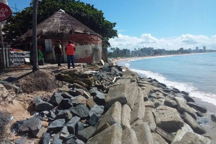 “A responsabilidade de conter o avanço do mar é dos órgãos públicos”, diz advogado após identificarem irregularidades em barraca na Jatiúca